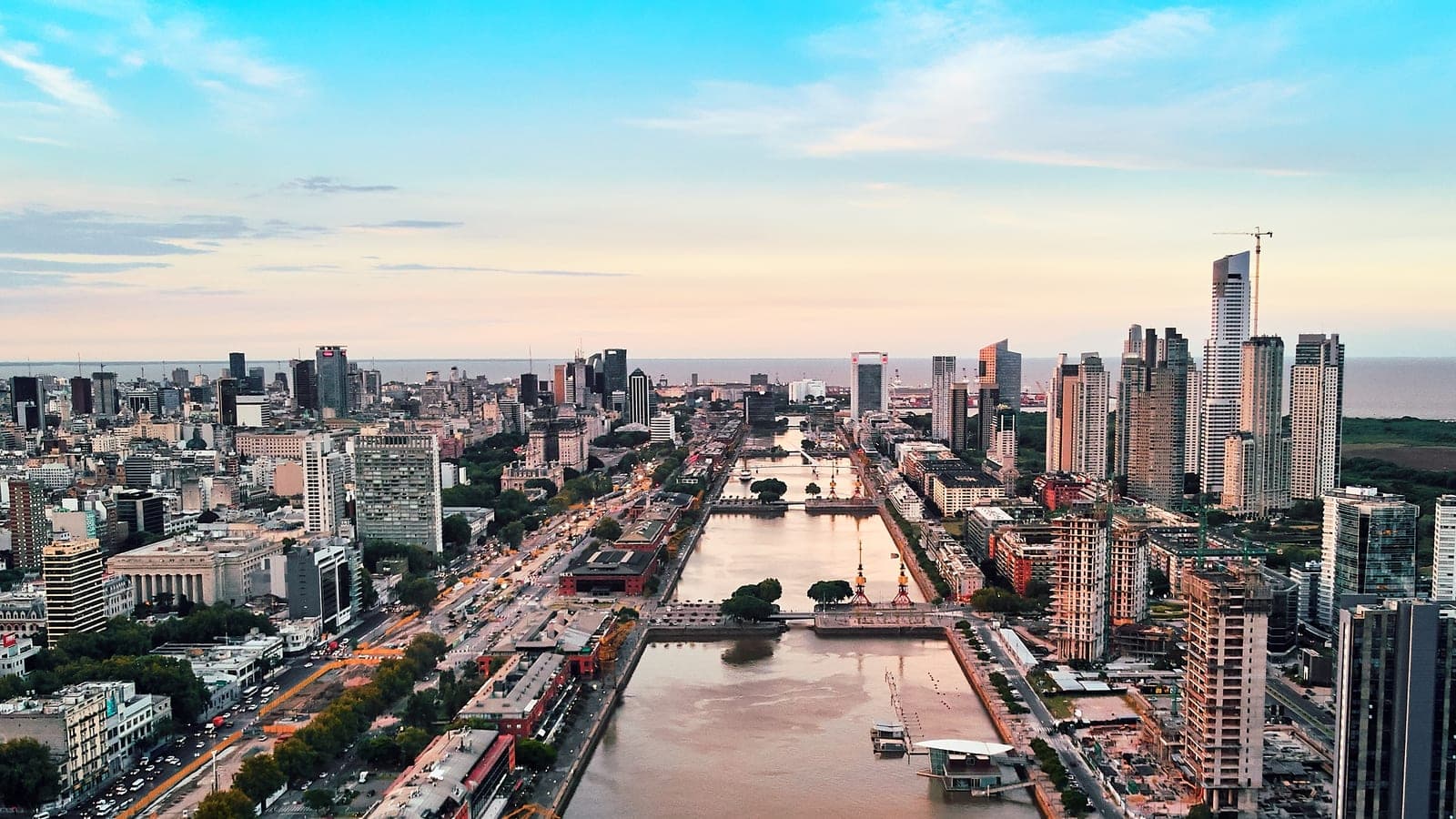 Vista de Puerto Madero, Buenos Aires, al atardecer
