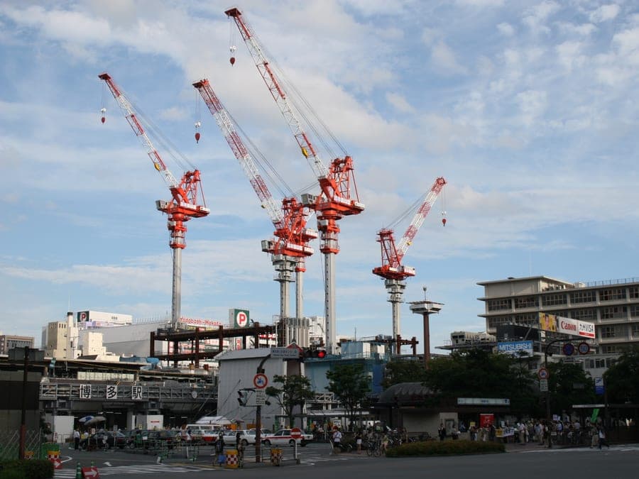 Grúas torre sobre una obra en construcción