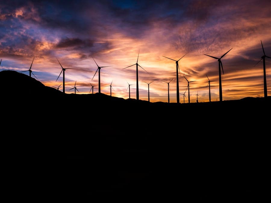Aerogeneradores recortados contra el cielo al atardecer