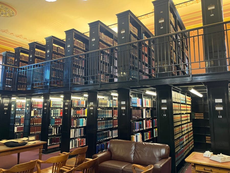 Estantes de una biblioteca jurídica