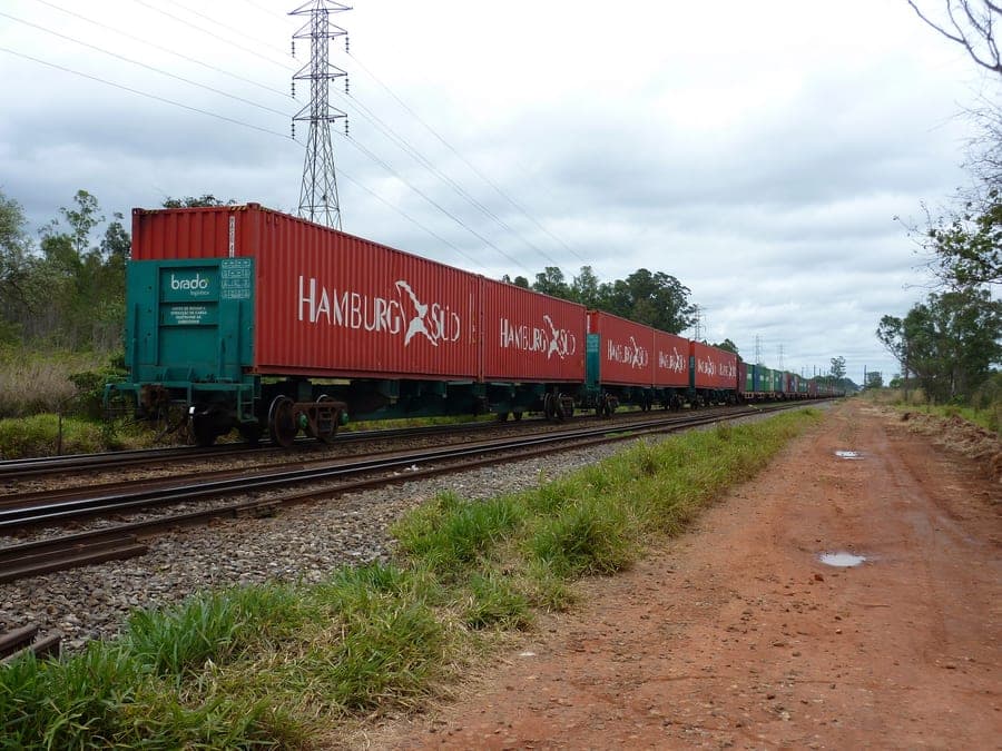 Tren de carga con contenedores avanzando sobre las vías