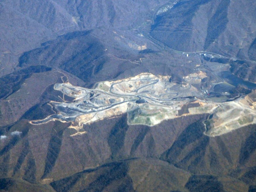 Vista aérea de una mina a cielo abierto sobre la ladera de un cerro