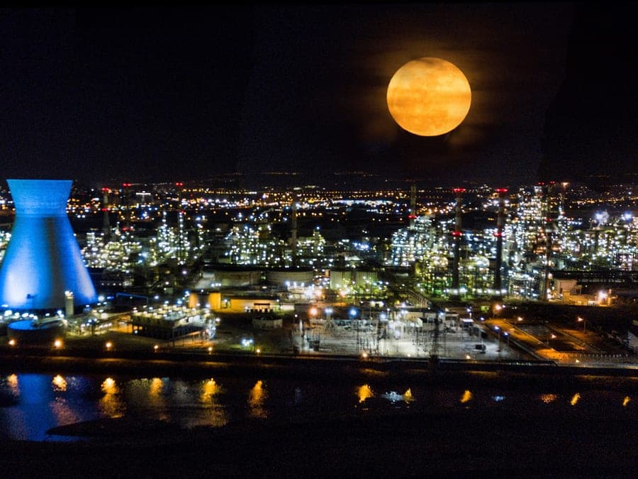 Refinería de petróleo iluminada durante la noche